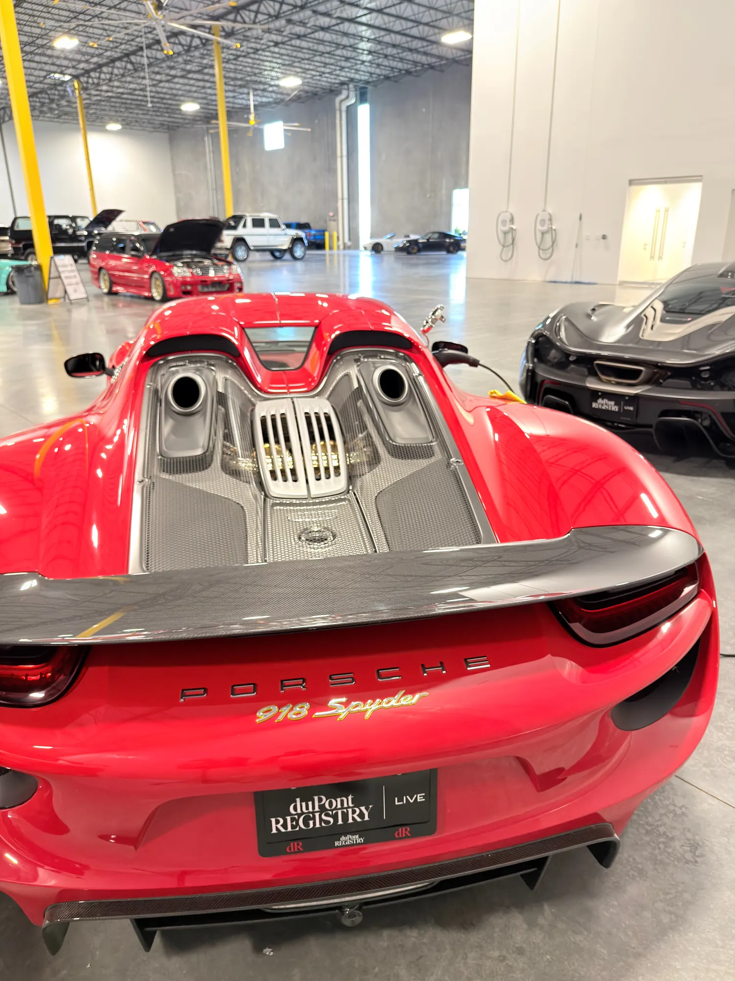 A Porsche 918 beside a McLaren P1